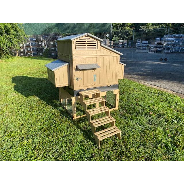 Snap Lock Coop Stand With Stairs